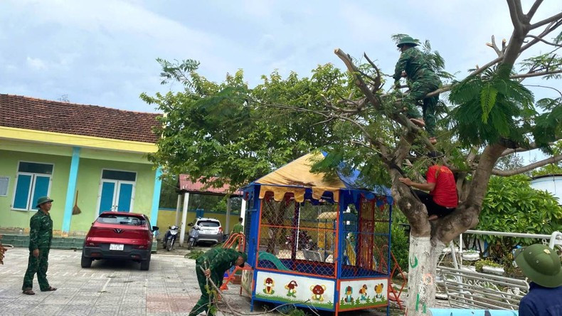沿海地区的边防部队帮助学校修剪树木,以减少因风暴造成的折断和倒塌。 沿海地区的边防部队帮助学校修剪树木,以减少因风暴造成的折断和倒塌。