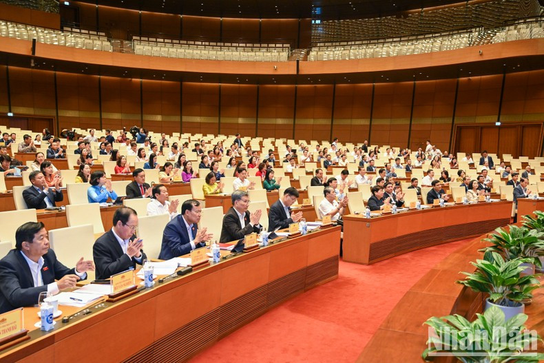 出席会议的各位代表。 出席会议的各位代表。