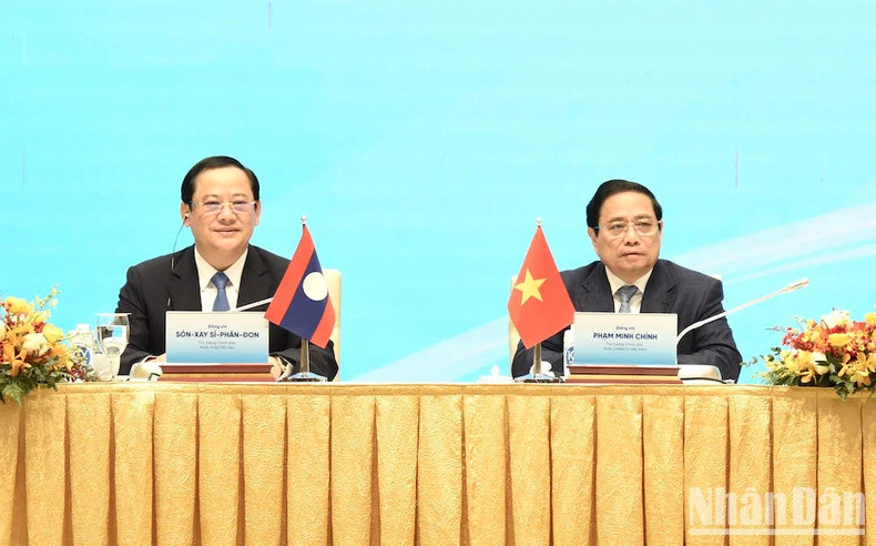 越南政府总理范明正与老挝政府总理宋赛·西潘敦共同主持2024年越老投资合作会议。 越南政府总理范明正与老挝政府总理宋赛·西潘敦共同主持2024年越老投资合作会议。