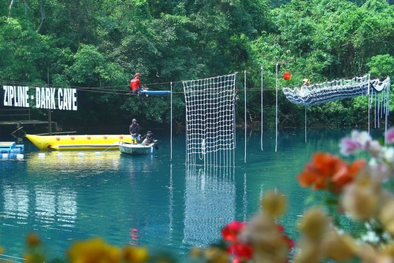 游客在丰芽——格邦国家公园里的杵河-黑洞（Sông Chày - Hang Tối）旅游区体验各种游戏。