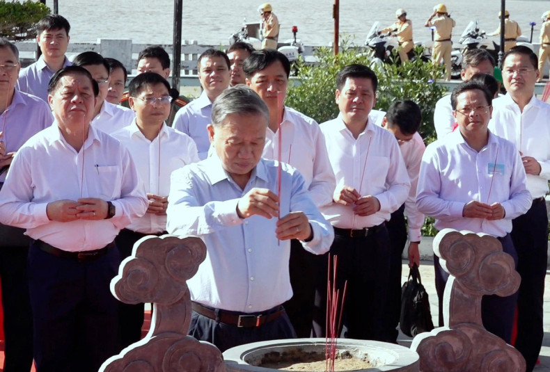 苏林总书记一行来到玉显县坦㙁乡㙁村雒龙君国祖祠堂向雒龙君国祖进香。 苏林总书记一行来到玉显县坦㙁乡㙁村雒龙君国祖祠堂向雒龙君国祖进香。