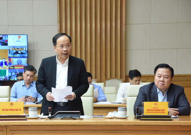 交通运输部领导代表在会上作报告。