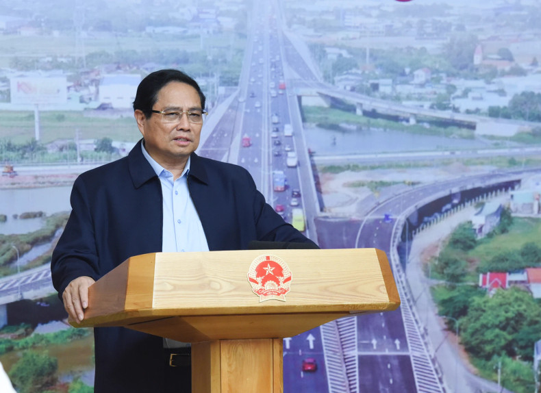 越南政府总理范明正主持召开交通运输部门重点工程和项目指导委员会第十五次在线会议。