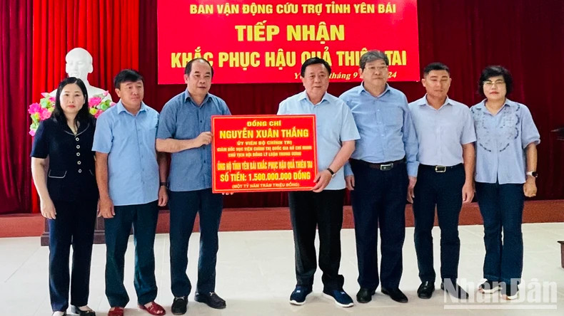 胡志明国家政治学院院长、中央理论委员会主席阮春胜向安沛省提供了15亿越南盾的援助。 胡志明国家政治学院院长、中央理论委员会主席阮春胜向安沛省提供了15亿越南盾的援助。