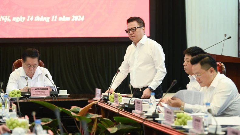 黎国明同志在会上发表讲话。 黎国明同志在会上发表讲话。