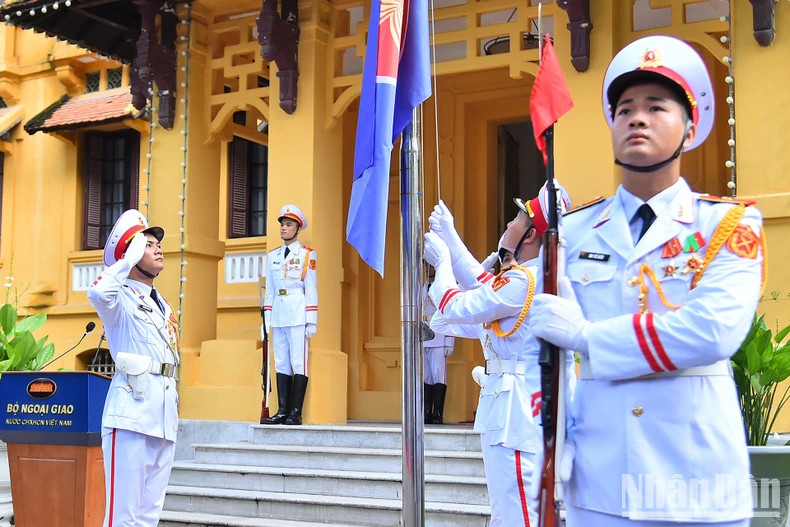 东盟盟旗是东盟团结、友谊、合作的象征，是东盟各国和平、稳定与繁荣发展的愿望。