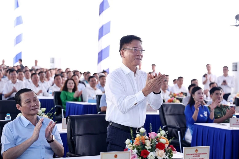 黎成龙副总理在清化省出席落成仪式。