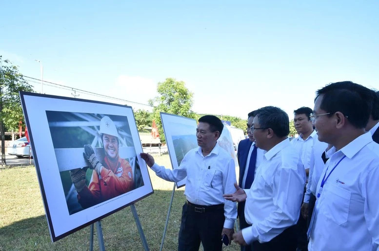 越南政府副总理、财政部长胡德福在河静省出席落成仪式。