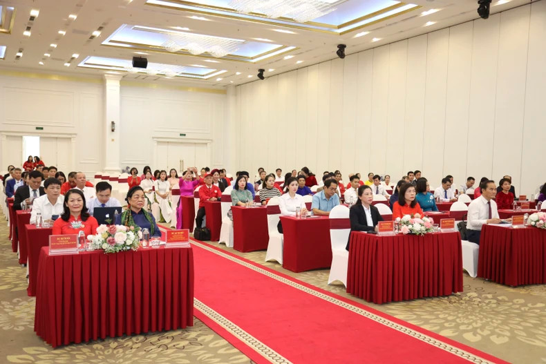 与会代表参加会议。 与会代表参加会议。