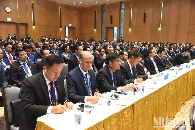 老挝代表团代表出席会议。 老挝代表团代表出席会议。