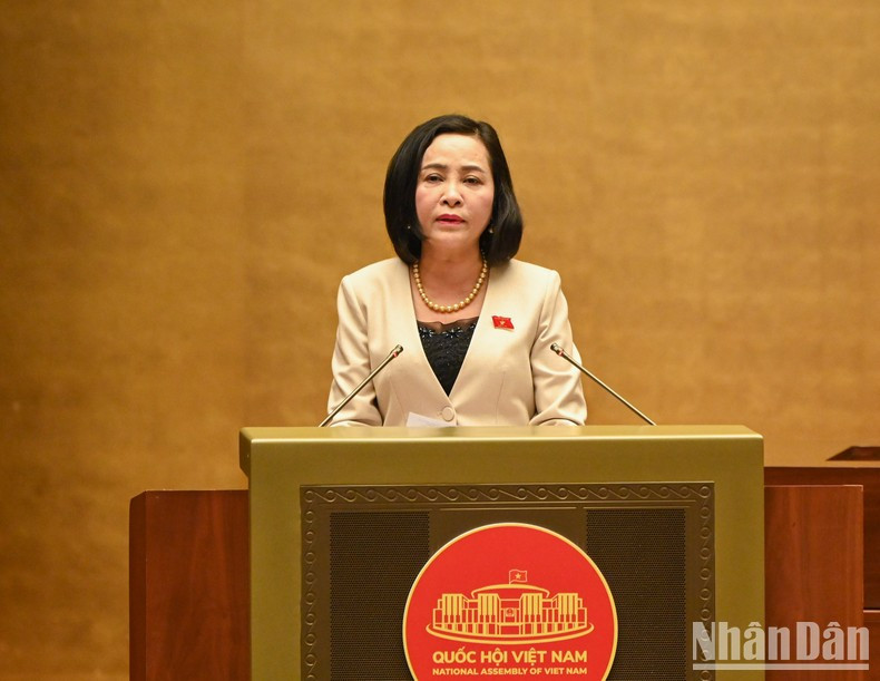 国会代表工作委员会主任阮氏青向国会常务委员会作了关于2023年国会代表团活动成果和2024年任务方向的总结报告。 国会代表工作委员会主任阮氏青向国会常务委员会作了关于2023年国会代表团活动成果和2024年任务方向的总结报告。