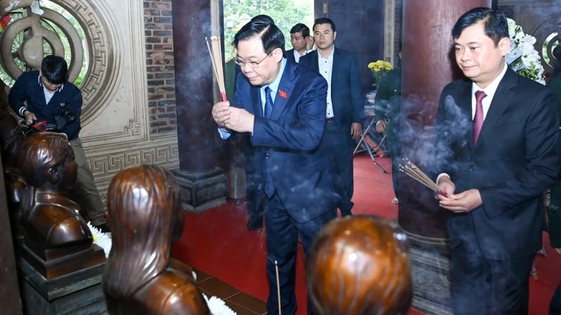 越南国会主席王廷惠一行来到义安省都梁县桩盆国家级历史遗迹区向各位英烈烈士敬香献花。 越南国会主席王廷惠一行来到义安省都梁县桩盆国家级历史遗迹区向各位英烈烈士敬香献花。