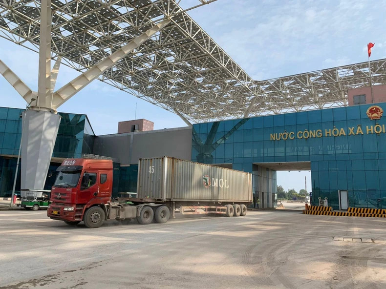 货物进出口车辆通过广宁省芒街市北仑二号口岸通关。(图片来源:梁光寿 摄) 货物进出口车辆通过广宁省芒街市北仑二号口岸通关。(图片来源:梁光寿 摄)