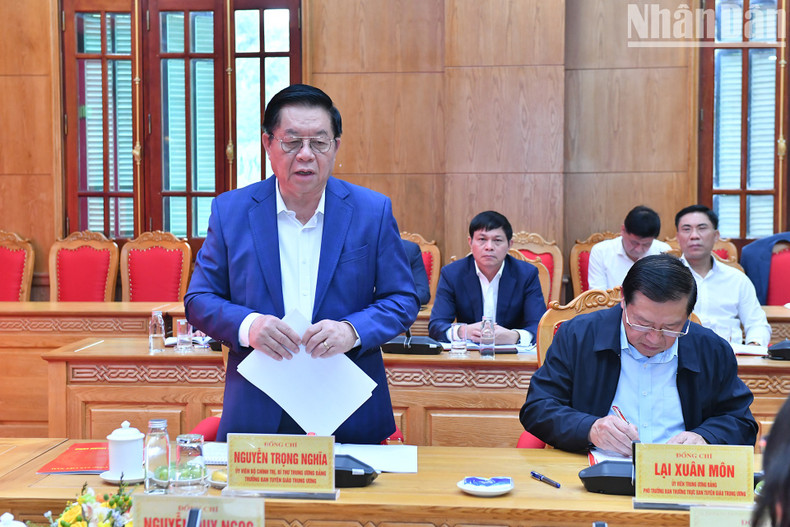 越共中央政治局委员、中央书记处书记、中央宣教部部长阮重义在会上发表讲话。 越共中央政治局委员、中央书记处书记、中央宣教部部长阮重义在会上发表讲话。