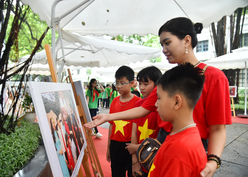 关于阮富仲总书记一生与事业在各个时期和领域的这些珍贵照片受到了广大群众的珍视和赞赏。 关于阮富仲总书记一生与事业在各个时期和领域的这些珍贵照片受到了广大群众的珍视和赞赏。