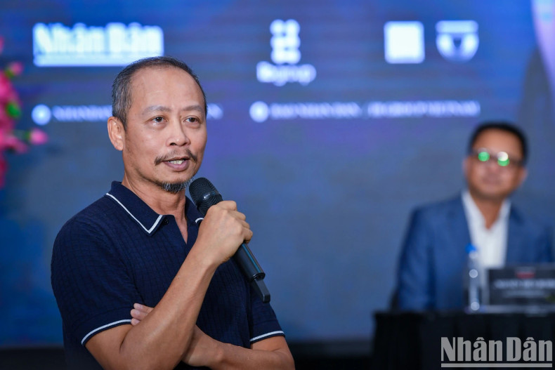范黄南导演在活动中回答记者的提问。 范黄南导演在活动中回答记者的提问。