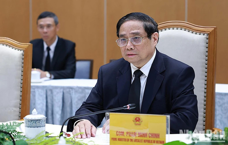 越南政府总理范明正在会见老挝人民革命党中央总书记、国家主席通伦·西苏里时发表讲话。 越南政府总理范明正在会见老挝人民革命党中央总书记、国家主席通伦·西苏里时发表讲话。