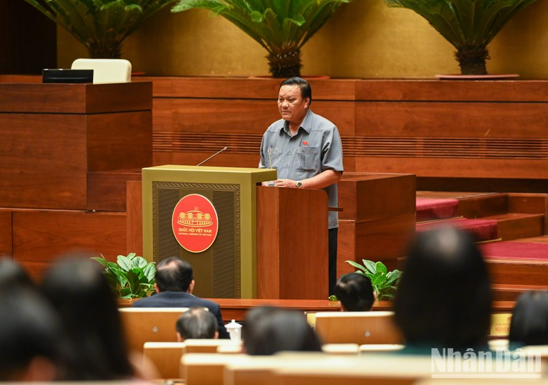 平定省省委常务副书记、省国会代表团团长黎金全在会上发表讲话。 平定省省委常务副书记、省国会代表团团长黎金全在会上发表讲话。