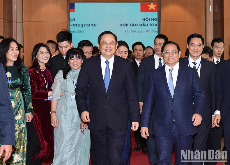 越南政府总理范明正与老挝政府总理宋赛·西潘敦出席越老政府间委员会第46次会议。