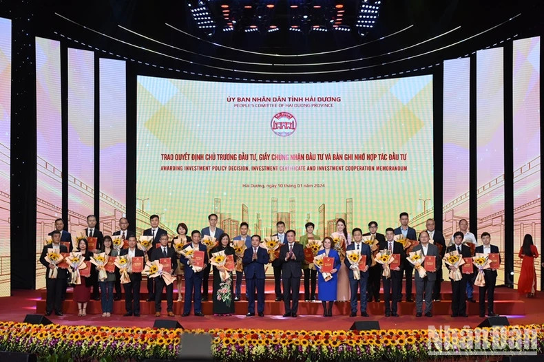 海阳省领导与投资者合影。