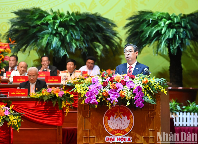 、胡志明市市委副书记、祖国阵线委员会主席阮福禄在大会上发表讲话。 、胡志明市市委副书记、祖国阵线委员会主席阮福禄在大会上发表讲话。