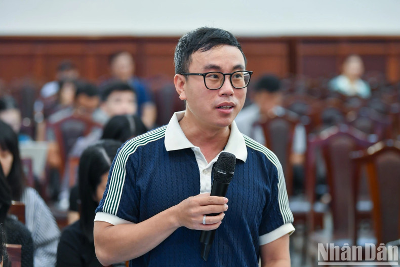 记者就此次活动进行提问。 记者就此次活动进行提问。