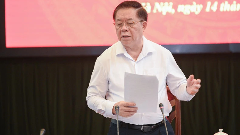 阮重义同志在会上发表结论性讲话。 阮重义同志在会上发表结论性讲话。