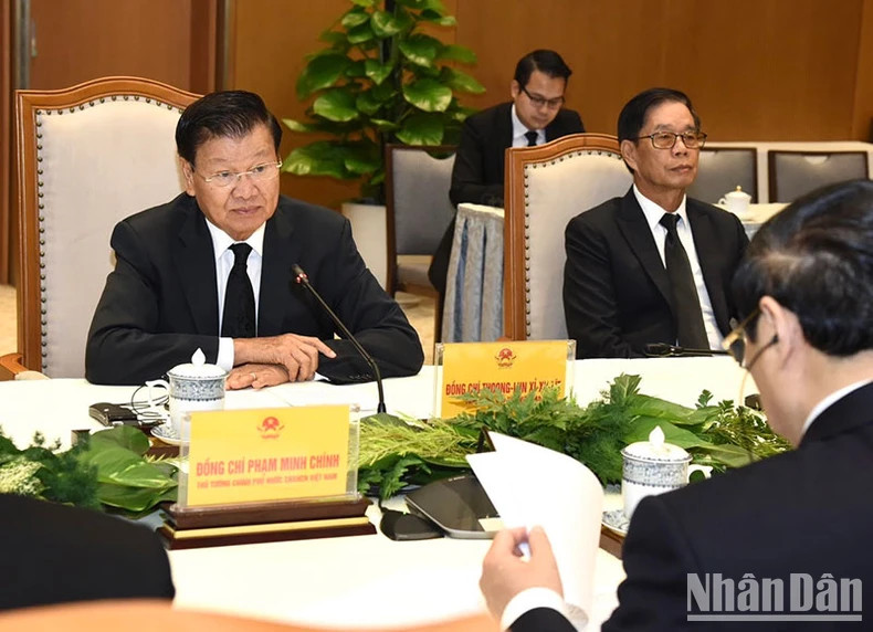 老挝人民革命党中央总书记、国家主席通伦·西苏里在会见时发表讲话。 老挝人民革命党中央总书记、国家主席通伦·西苏里在会见时发表讲话。