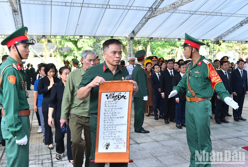 许多民众在前来吊念时用照片和自作诗向阮富仲总书记表示哀悼。 许多民众在前来吊念时用照片和自作诗向阮富仲总书记表示哀悼。