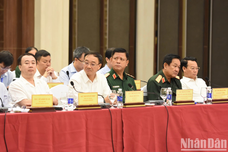 中央部委单位和第七军区领导代表出席会议。 中央部委单位和第七军区领导代表出席会议。