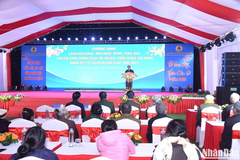 范明正总理在会上发表讲话。