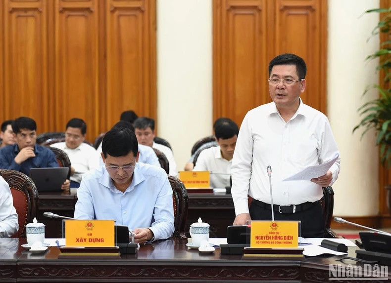 越南工贸部部长阮鸿延在会上发表讲话。