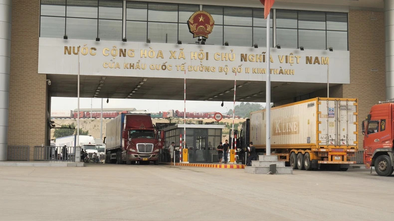 老街金城国际2号公路口岸的货物进出口活动。(图片来源:成心 摄) 老街金城国际2号公路口岸的货物进出口活动。(图片来源:成心 摄)