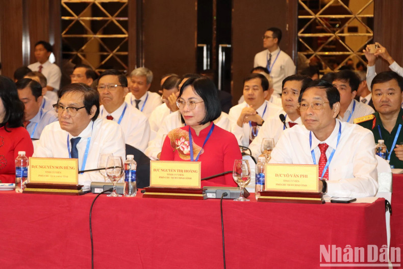 同奈省人民委员会领导代表出席会议。 同奈省人民委员会领导代表出席会议。