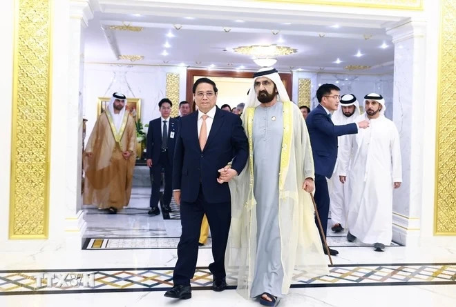 越南政府总理范明正与阿联酋副总统兼总理穆罕默德·本·拉希德·阿勒马克图姆。 越南政府总理范明正与阿联酋副总统兼总理穆罕默德·本·拉希德·阿勒马克图姆。