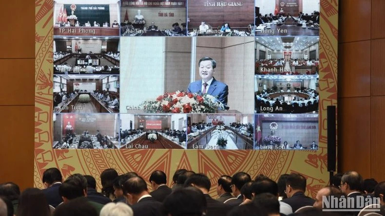 会议以线上和线下形势结合形式举行。 会议以线上和线下形势结合形式举行。