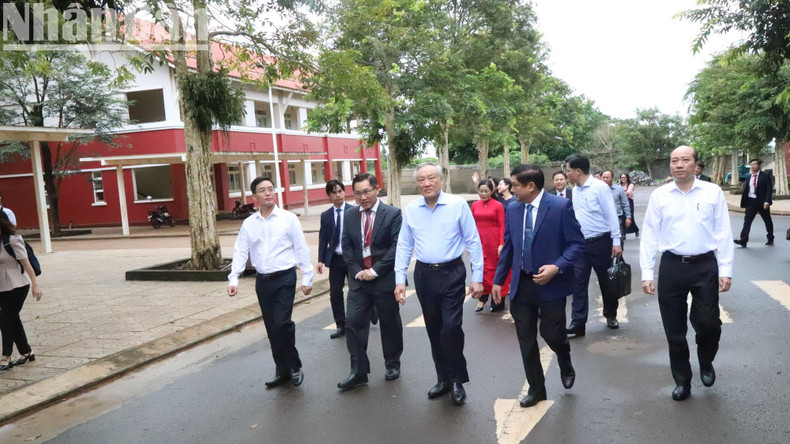 越南政府常务副总理阮和平表示,黄越学校是得乐省乃至全国教育社会化的成功典范。 越南政府常务副总理阮和平表示,黄越学校是得乐省乃至全国教育社会化的成功典范。