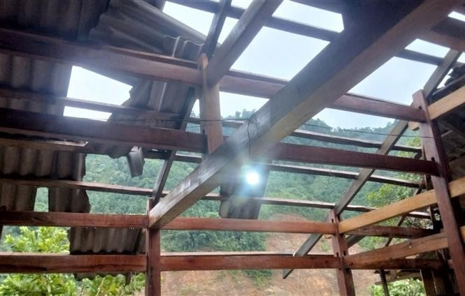 许多房顶被大风掀翻。 许多房顶被大风掀翻。