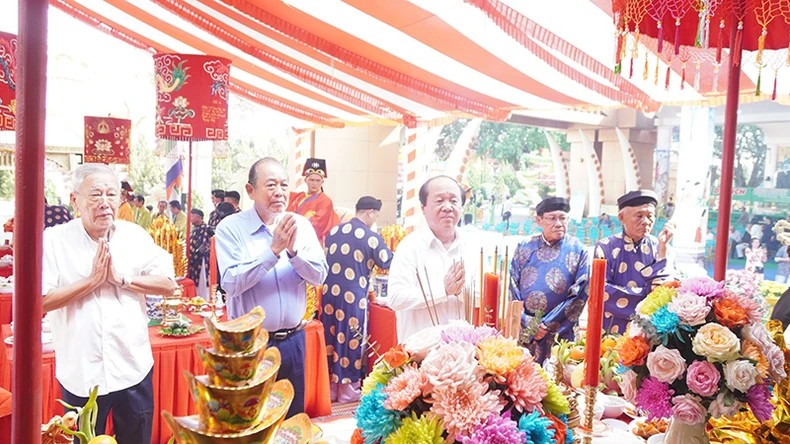 胡志明市领带代表向雄王敬香。 胡志明市领带代表向雄王敬香。