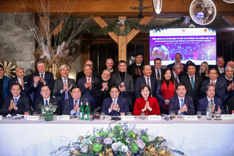 范明正总理同出席题为“投入越南金融市场的潜力和机会”座谈会的代表们合影。 范明正总理同出席题为“投入越南金融市场的潜力和机会”座谈会的代表们合影。