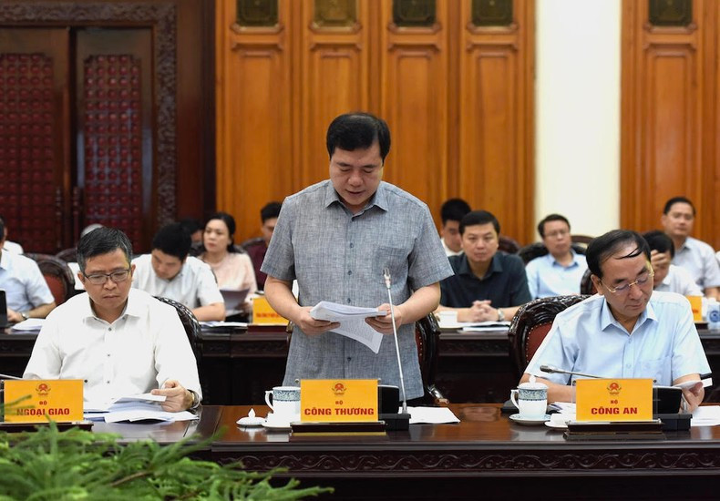 工贸部副部长阮生日新在会上发表讲话。