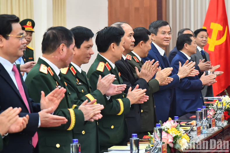 各位代表出席会议。