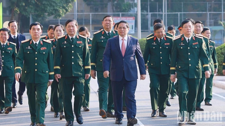 范明正总理走访军事技术学院。 范明正总理走访军事技术学院。