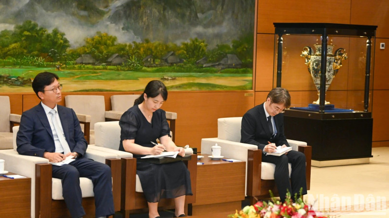 韩方代表出席会见。 韩方代表出席会见。