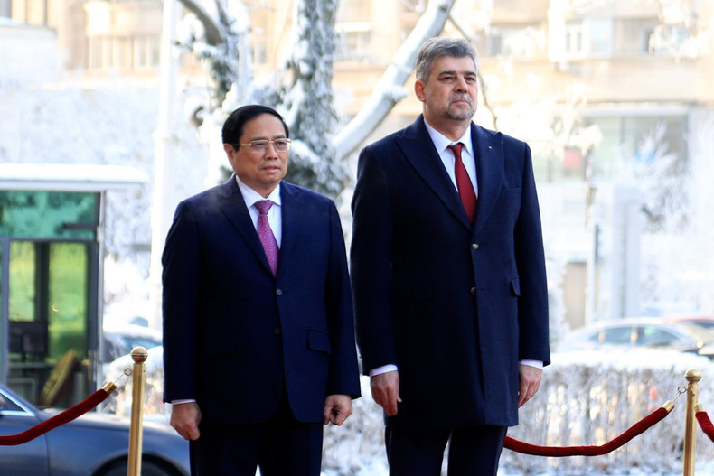 马切尔·乔拉库总理主持仪式,欢迎范明正总理对罗马尼亚进行正式访问。 马切尔·乔拉库总理主持仪式,欢迎范明正总理对罗马尼亚进行正式访问。