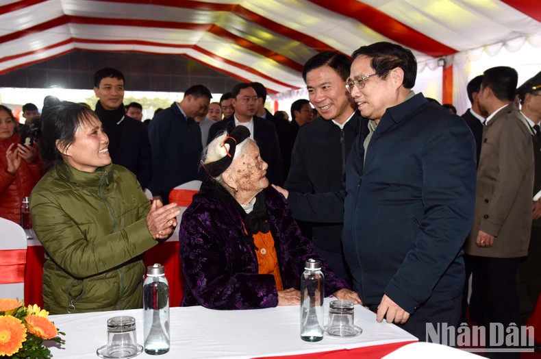 范明正总理亲切慰问抚恤政策对象。