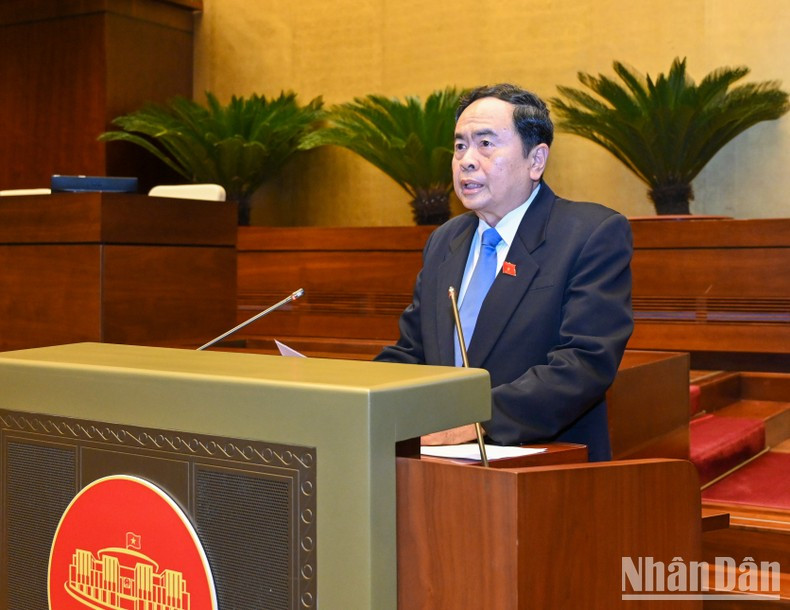 国会常务副主席陈青敏在会议上发表讲话。 国会常务副主席陈青敏在会议上发表讲话。