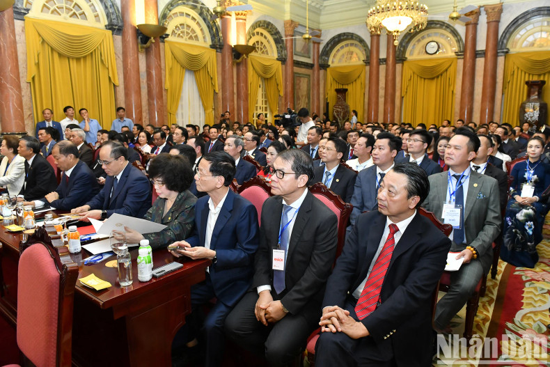 各位代表出席见面会。