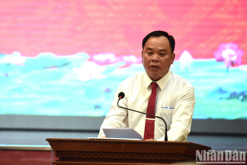 同奈省省委副书记、省人民委员会主席武晋德发表关于今年前9个月经济社会和国防安全情况以及省建议的报告。 同奈省省委副书记、省人民委员会主席武晋德发表关于今年前9个月经济社会和国防安全情况以及省建议的报告。