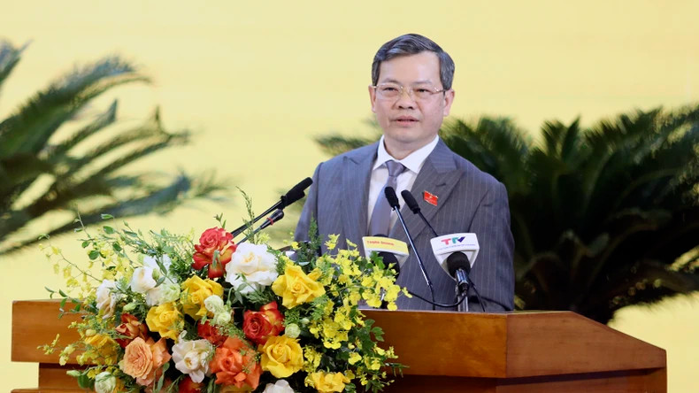 宣光省人民委员会主席阮文山同志在会议上发表讲话。 宣光省人民委员会主席阮文山同志在会议上发表讲话。